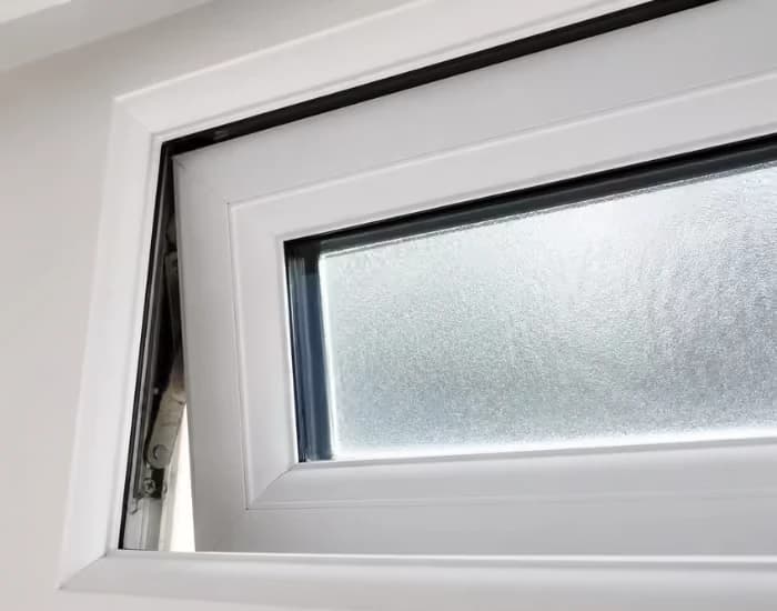 Espagnolette locking strip with cams along the edge of a uPVC window sash