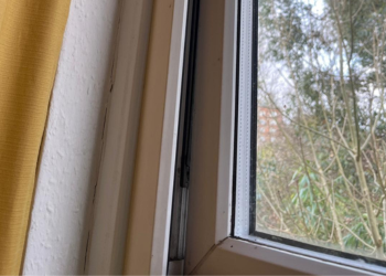 quickly replacing window hinges in London